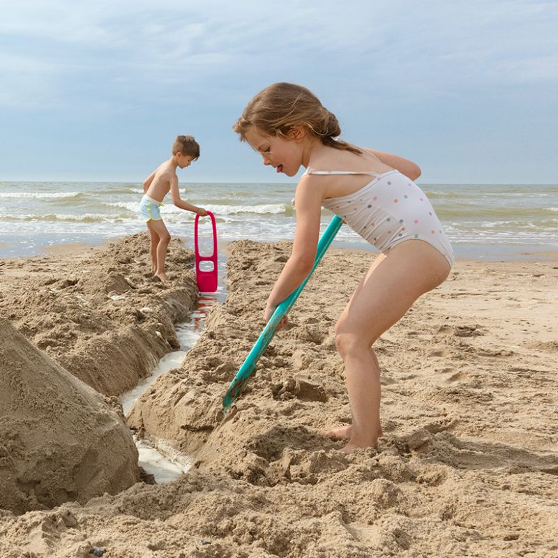 Quut - Pelle de plage multifonction Scoppi - Cherry - Le Petit Zèbre